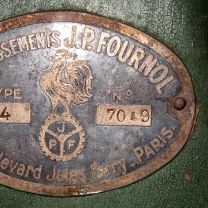 Piqueuse FOURNOL. Plaque de marque